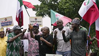 Nigeria unions suspend strike for one week